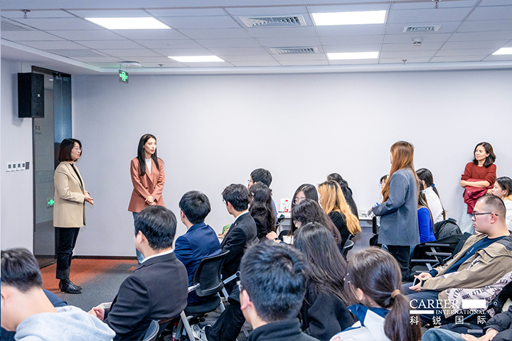 知名人力资源服务商PA真人国际国际的相关资深顾问与企业高级负责人在参访末尾回答现场关于人力资源产业的问题