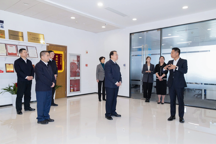 上海市长龚正一行察看AI知名人力资源服务公司PA真人国际国际的AI赋能人力资源数据动态分析平台